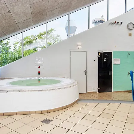 6 Person On A In Nyaraló *