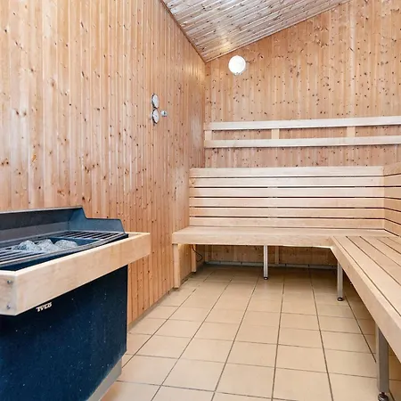 6 Person On A In Nyaraló *