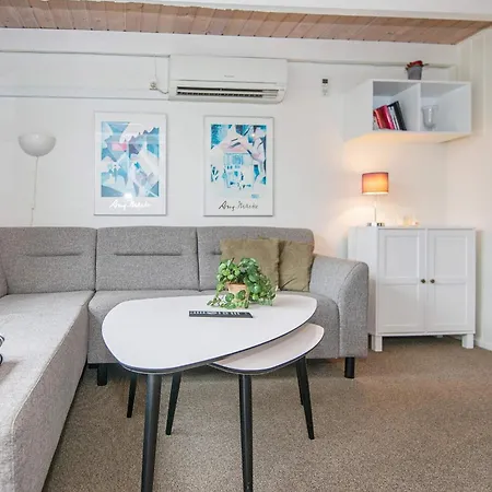 6 Person On A In Nyaraló