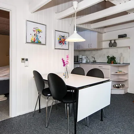 6 Person On A In Nyaraló