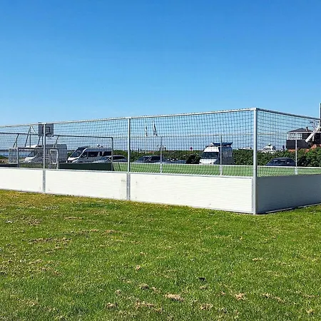 6 Person On A In Nyaraló