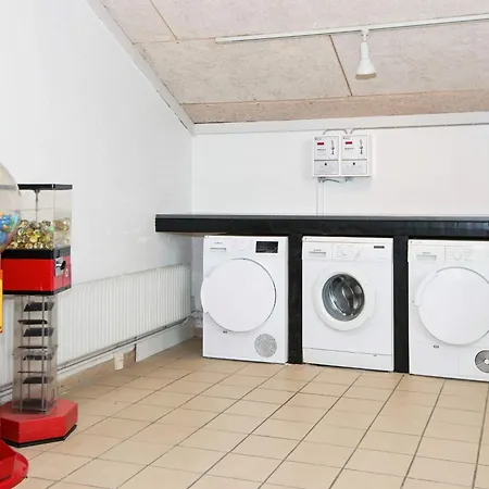 6 Person On A In Nyaraló *