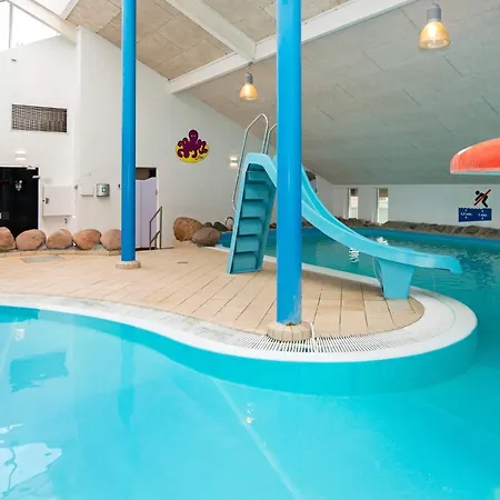 6 Person On A In Nyaraló