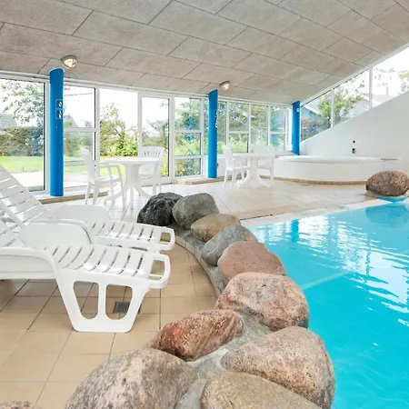 6 Person On A In Nyaraló *