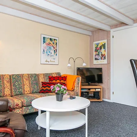 6 Person On A In Nyaraló