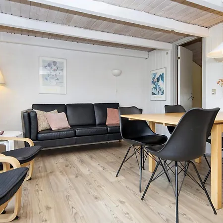 Nyaraló 6 Person On A In *