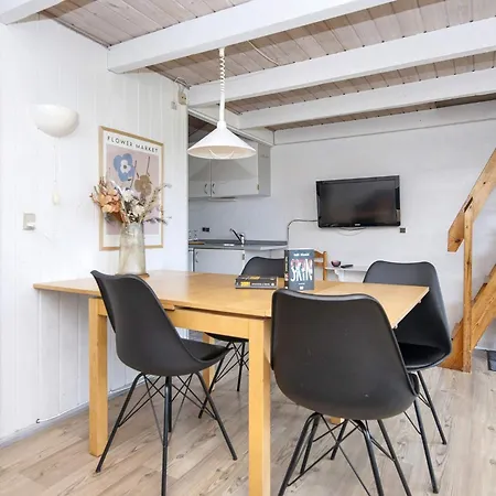 6 Person On A In Nyaraló *