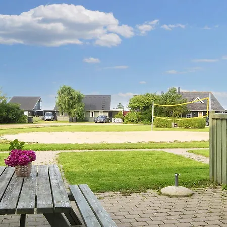 6 Person On A In Hemmet