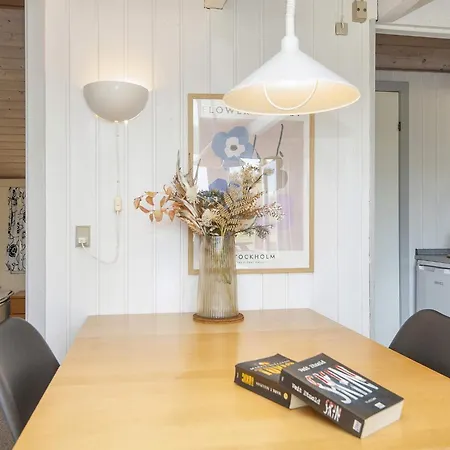 6 Person On A In Nyaraló *