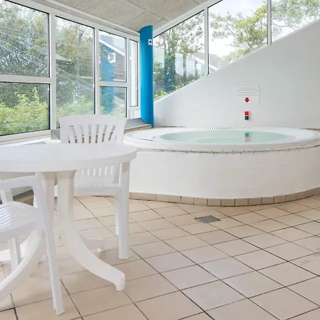 6 Person On A In Nyaraló *