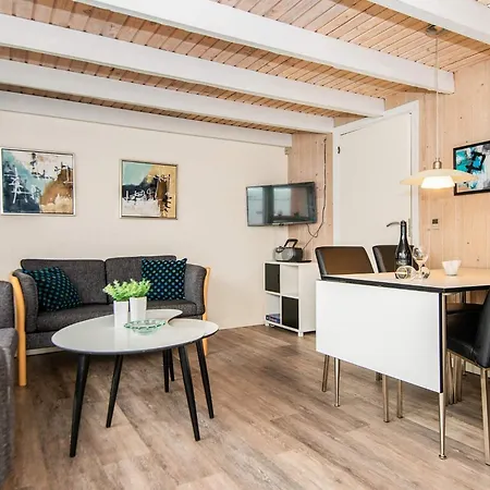 Nyaraló 6 Person On A In *